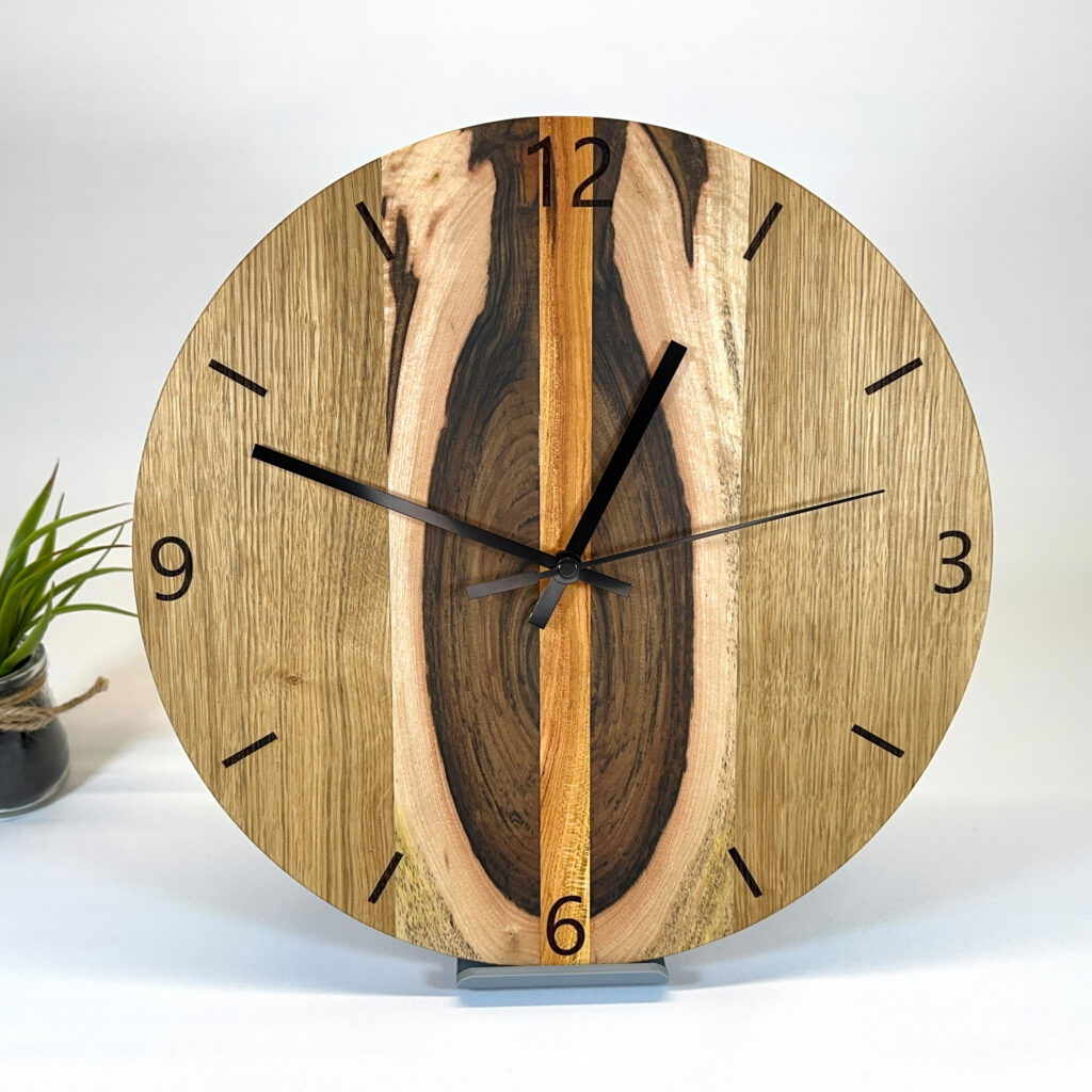Wanduhr aus Kirsche, Nuss & Eiche