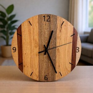 Wanduhr aus Nuss, Kirsche, Zwetschke und Buche
