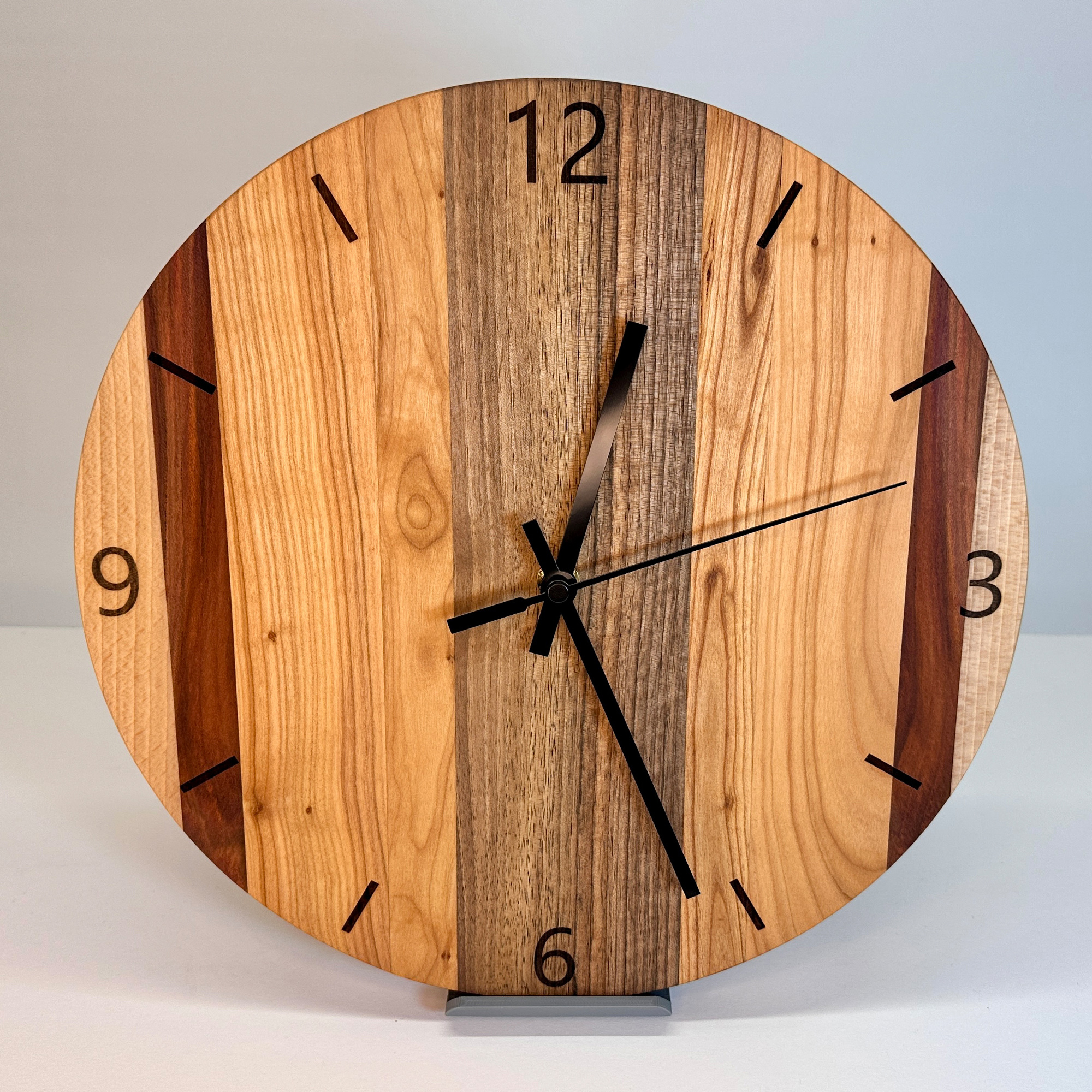 Wanduhr aus Nuss, Kirsche, Zwetschke und Buche – Bild 2
