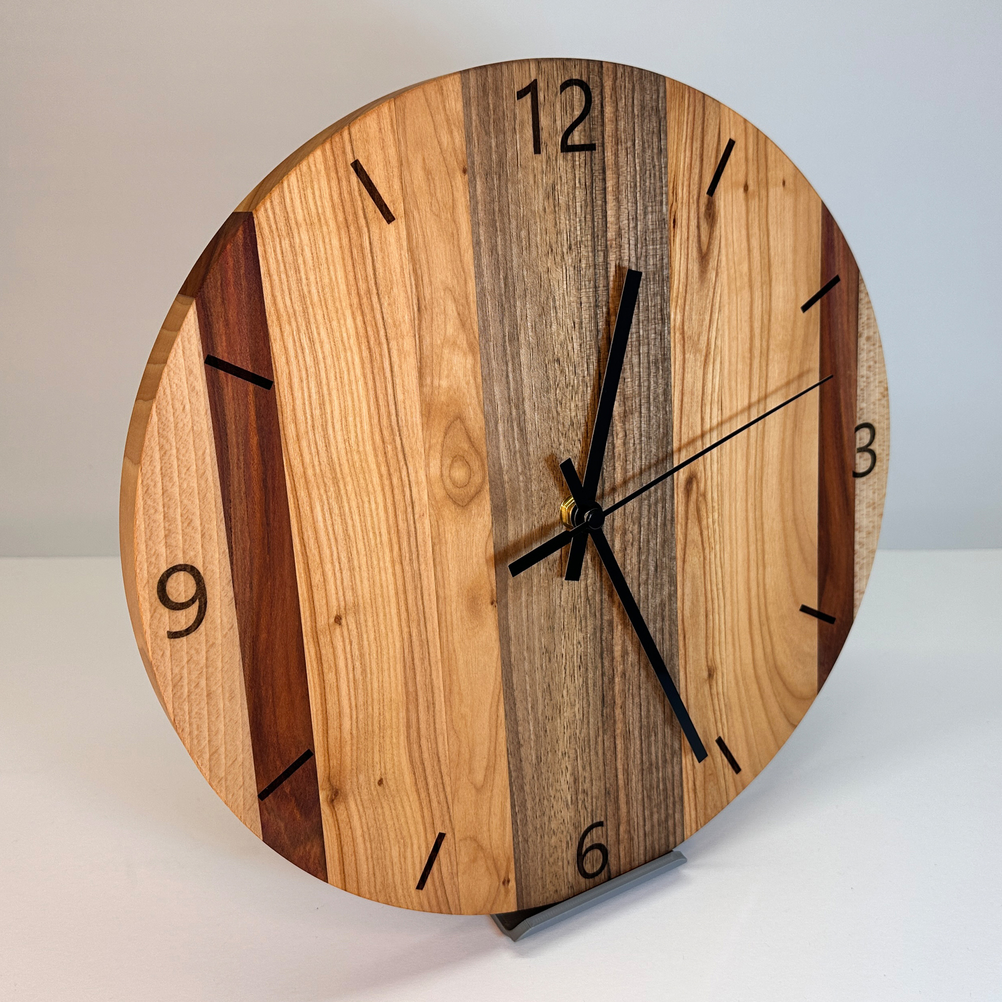 Wanduhr aus Nuss, Kirsche, Zwetschke und Buche – Bild 6