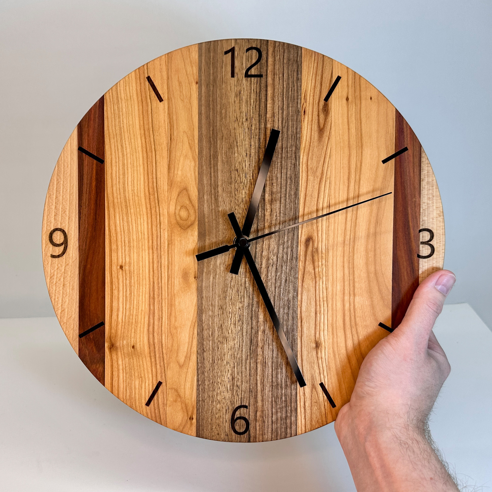 Wanduhr aus Nuss, Kirsche, Zwetschke und Buche – Bild 3
