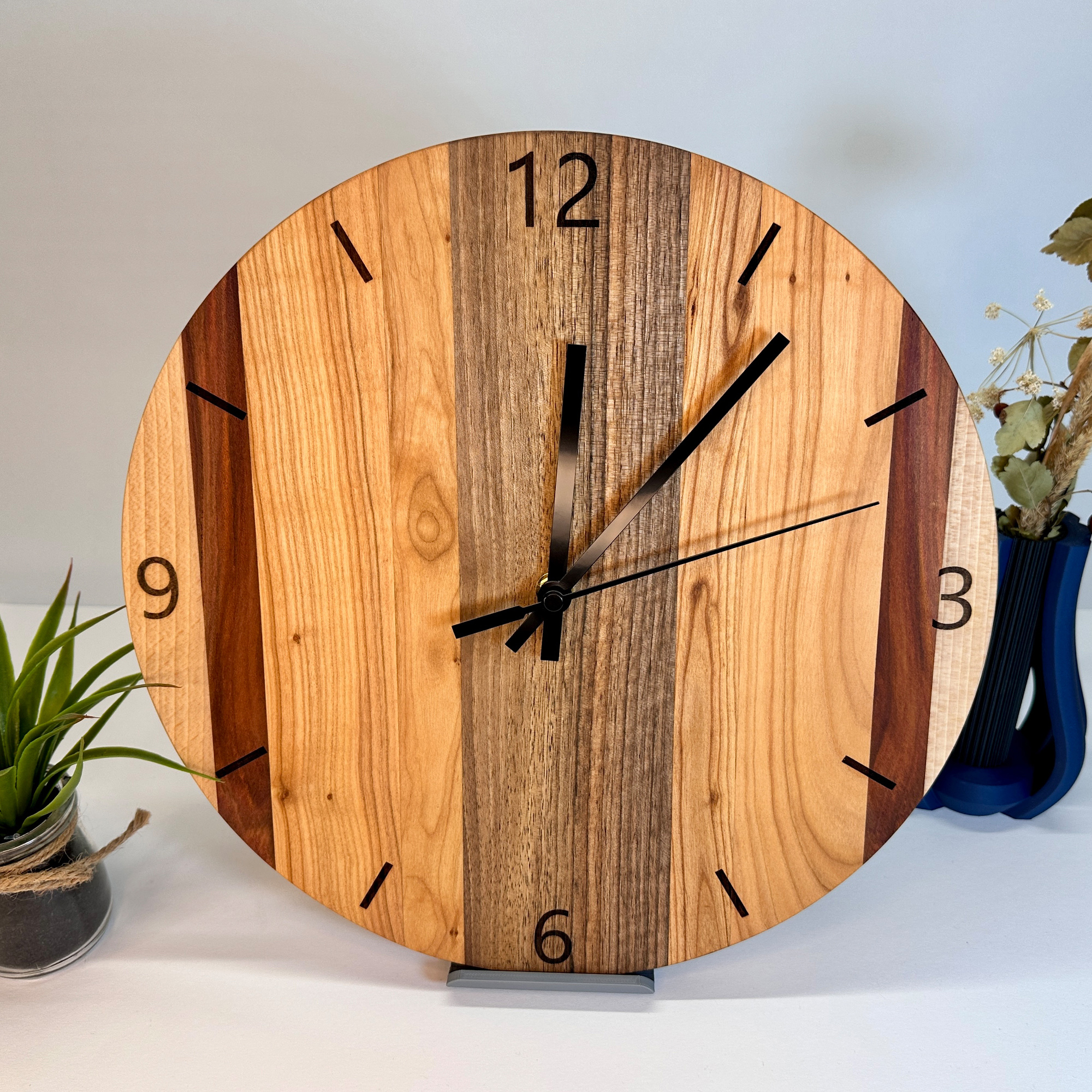 Wanduhr aus Nuss, Kirsche, Zwetschke und Buche – Bild 4