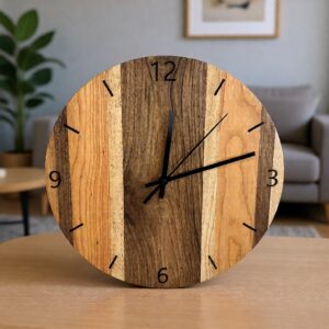 Wanduhr aus Nuss, Kirsche und Buche