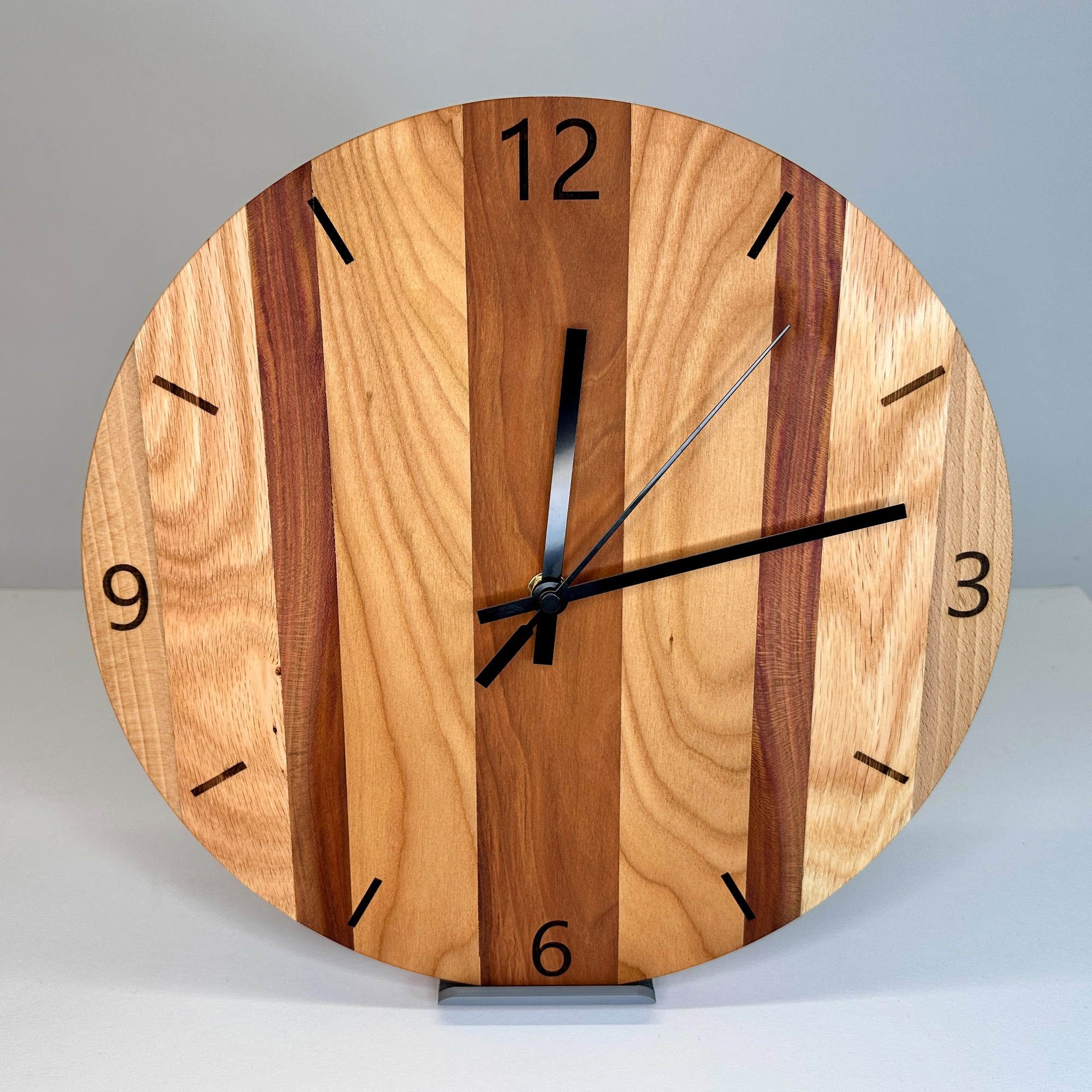 Wanduhr aus Zwetschke, Kirsche, Roteiche und Buche – Bild 2